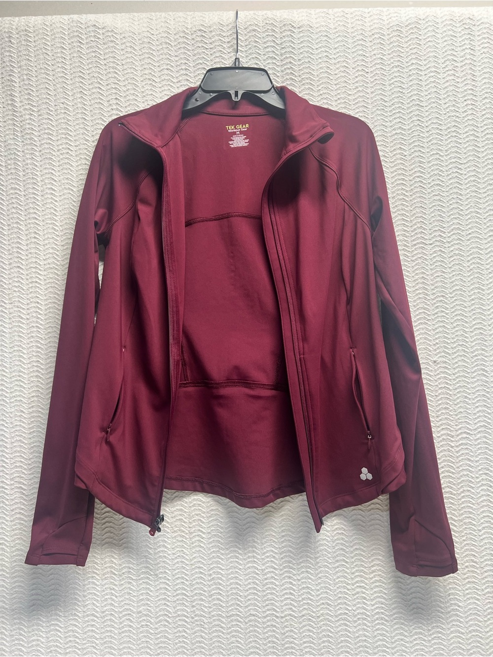 tek gear / burgundy softshell ultrastretch workout jacket size medium